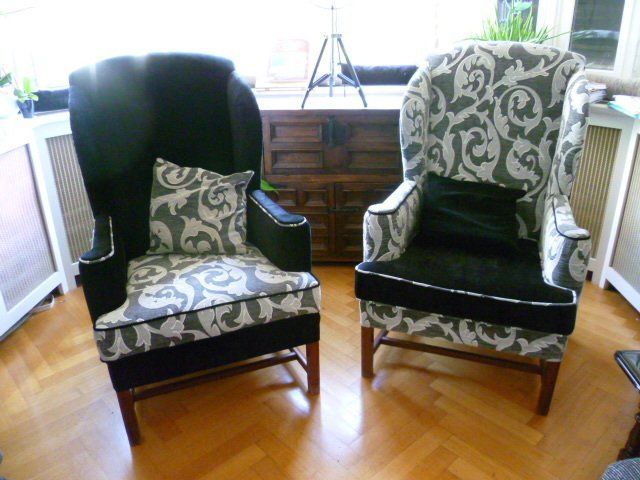 Deux fauteuils à motifs dans une pièce lumineuse avec parquet et une commode en arrière-plan