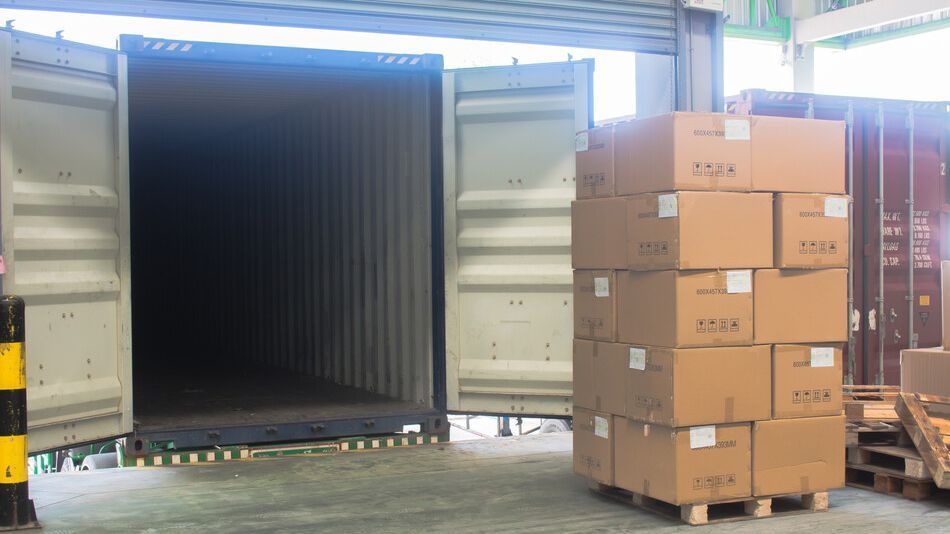 Un almacén lleno de muchas cajas de cartón apiladas una encima de otra.