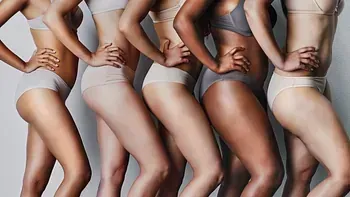 Un grupo de mujeres en ropa interior están paradas una al lado de la otra.