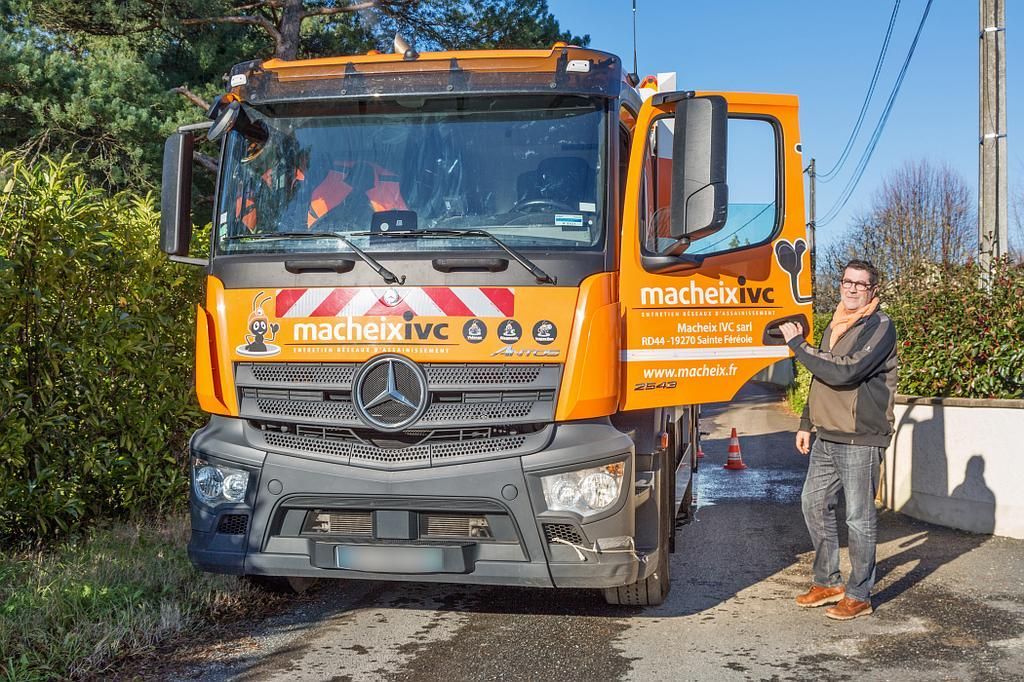 Un camion d'intervention pour l'assainissement aux couleurs de l'entreprise Macheix IVC