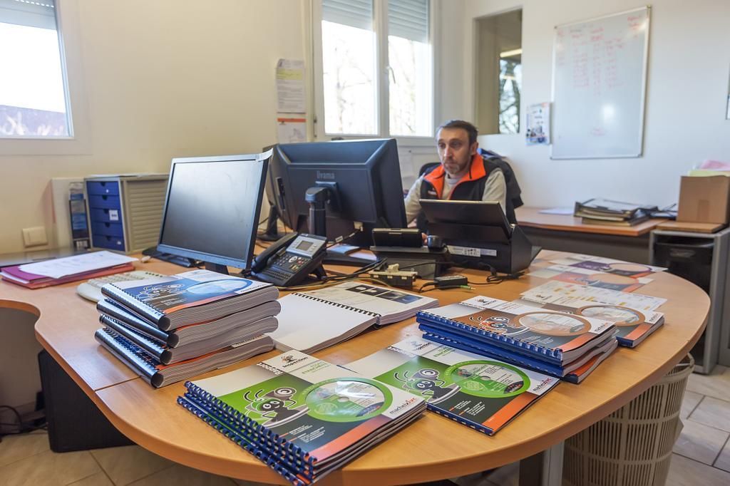 Les bureaux de Macheix IVC avec un employé