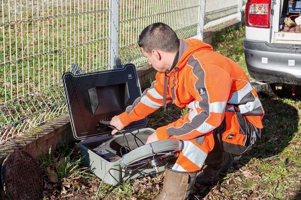 Un technicien de Macheix IVC pendant l'inspection de canalisations