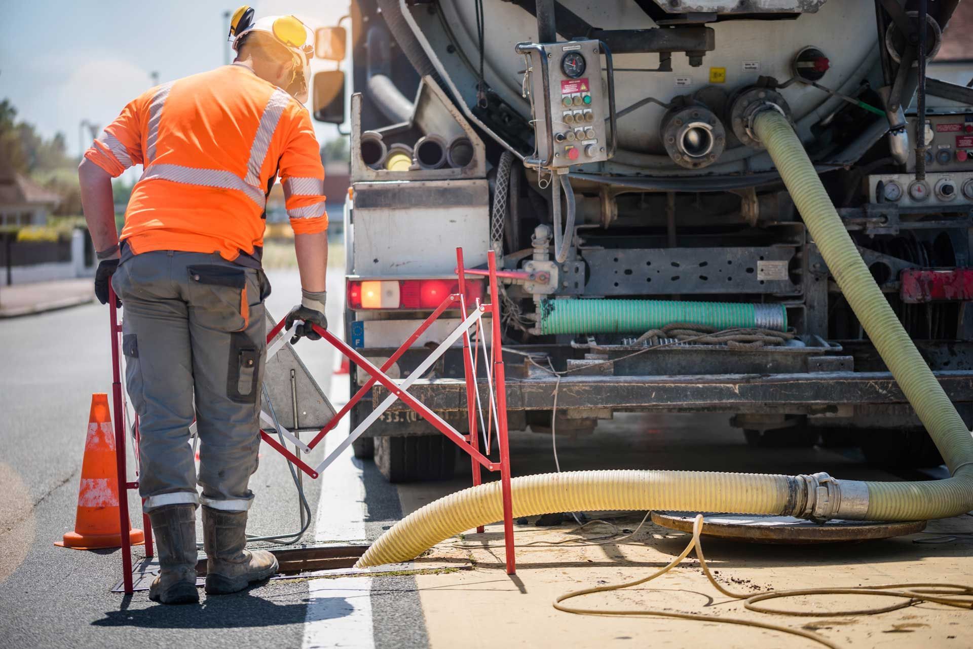 Technicien d'une entreprise de curage et d'assainissement
