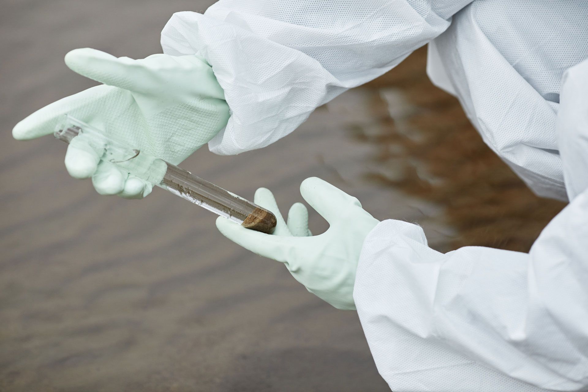 Un scientifique tenant un échantillon d'eau dans une éprouvette