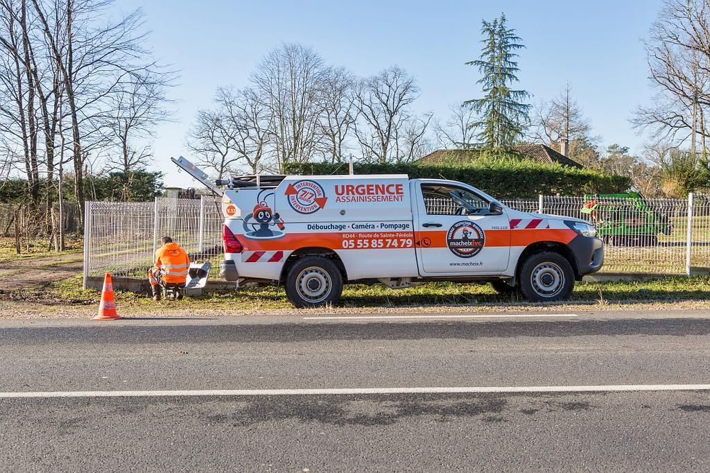 Un technicien à côté d'un véhicule d'intervention d'urgence pour l'assainissement