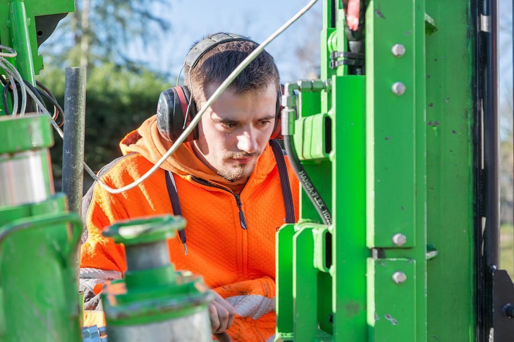 Contrôle du fonctionnement d'un appareil de curage par un technicien de Macheix IVC