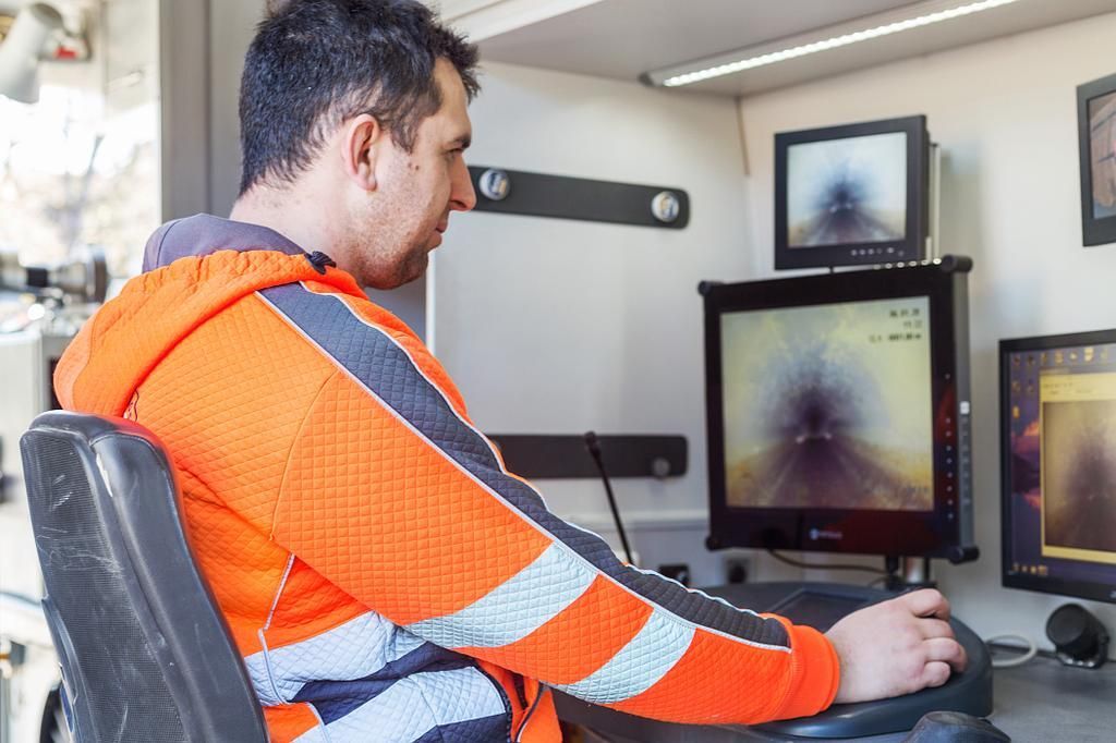 Un technicien devant un écran relié à une caméra dans une évacuation