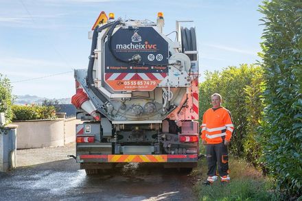 Un technicien de Macheix IVC à côté d'un camion d'aspiration d'eaux usées