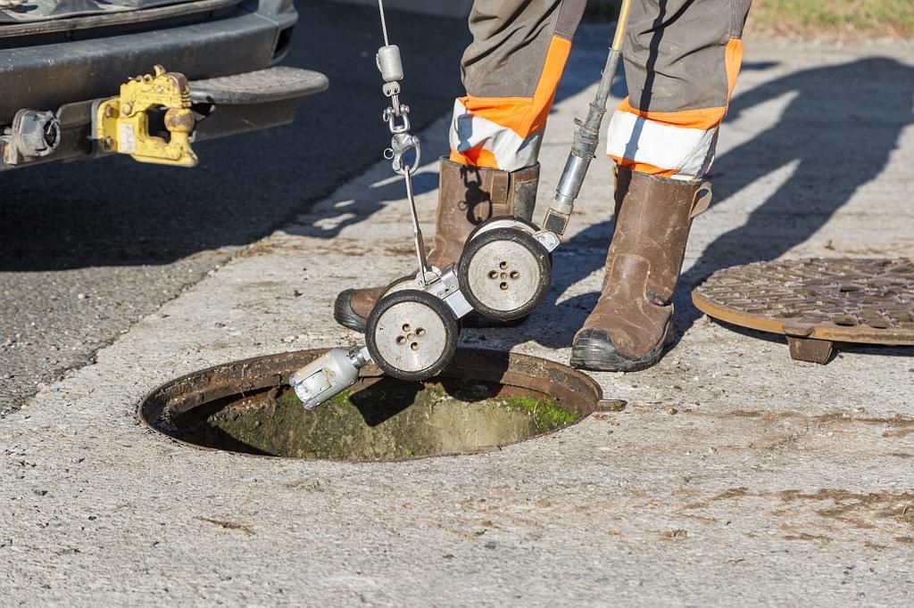 Descente dans une canalisation d'un engin miniature doté d'une caméra