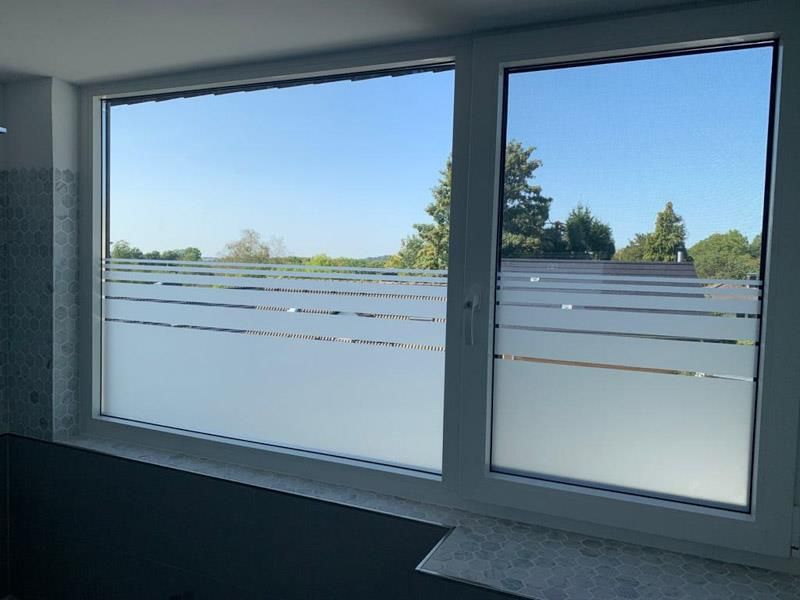 Ein Fenster mit einer Milchglasfolie darauf