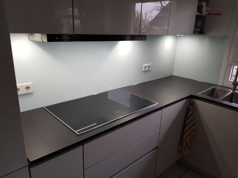 Eine Küche mit Herd, Backofen und Spüle.