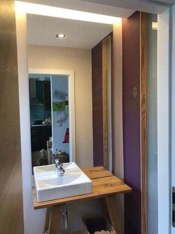 Ein Badezimmer mit Waschbecken und Spiegel