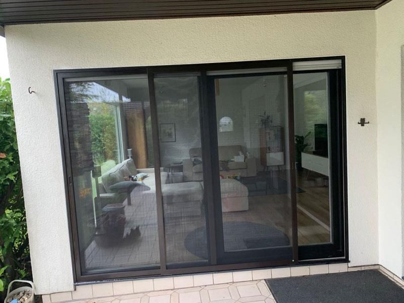 Eine Glasschiebetür führt zum Wohnzimmer