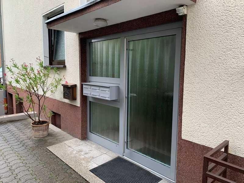 Ein Gebäude mit einer Tür und einem Briefkasten an der Seite.