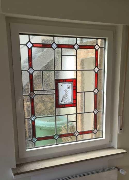 Ein Fenster mit einem Buntglasfenster darin