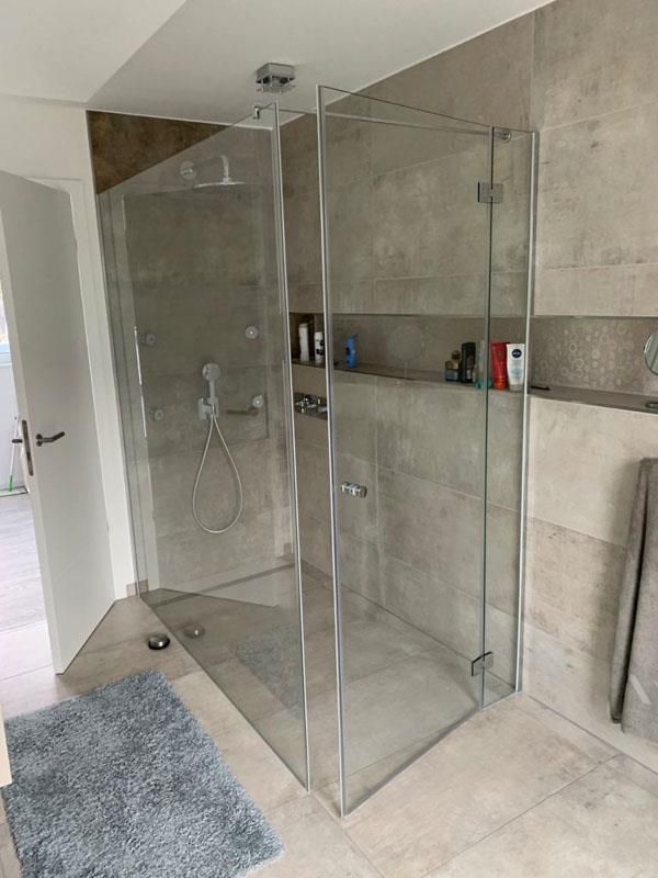 Ein Badezimmer mit ebenerdiger Dusche und einem Teppich auf dem Boden.