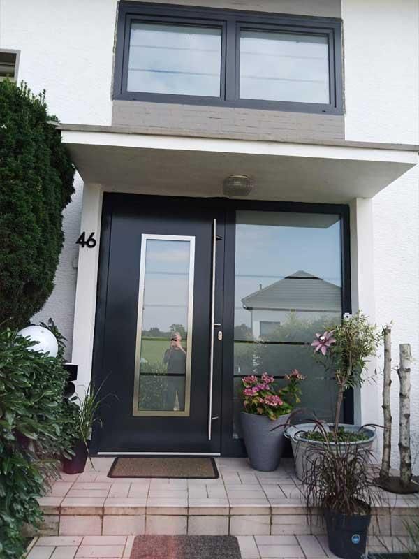 Die Haustür eines Hauses mit der Nummer 46 darauf