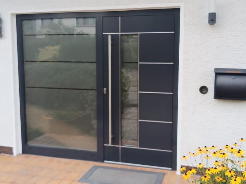 Eine schwarze Tür mit einem Briefkasten davor