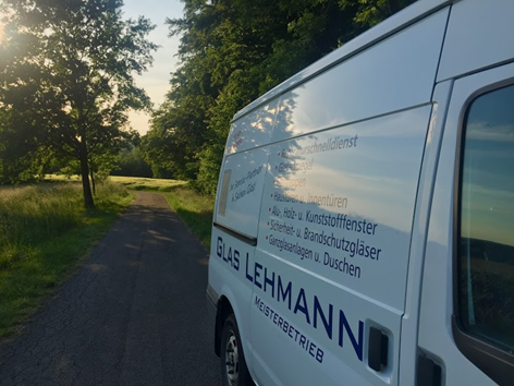 Ein weißer Lieferwagen steht am Straßenrand.