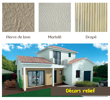 Maison blanche avec toit et boiseries foncés, portes et fenêtres en bois et petit aménagement paysager.