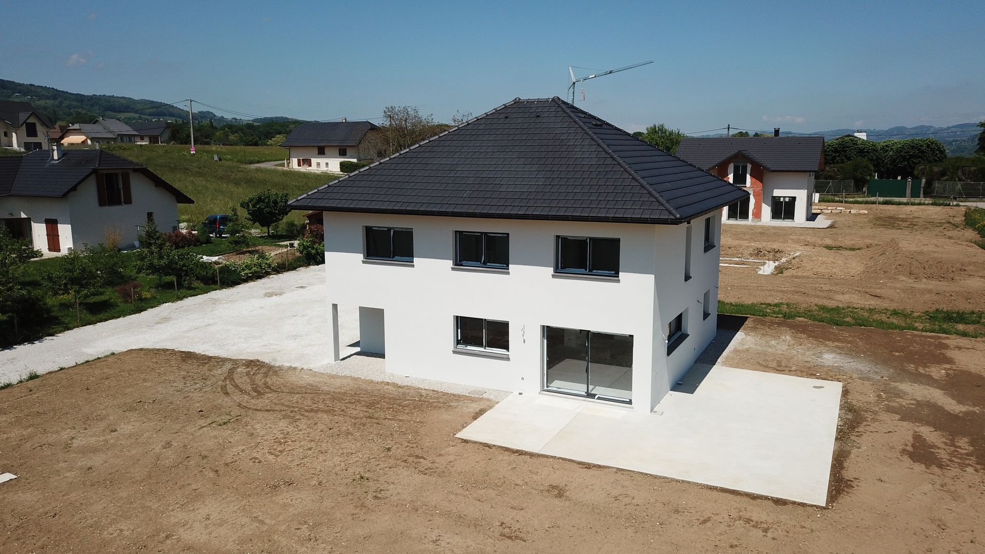 L'extérieur de la maison est en rénovation avec des échafaudages. Pose d'isolation.