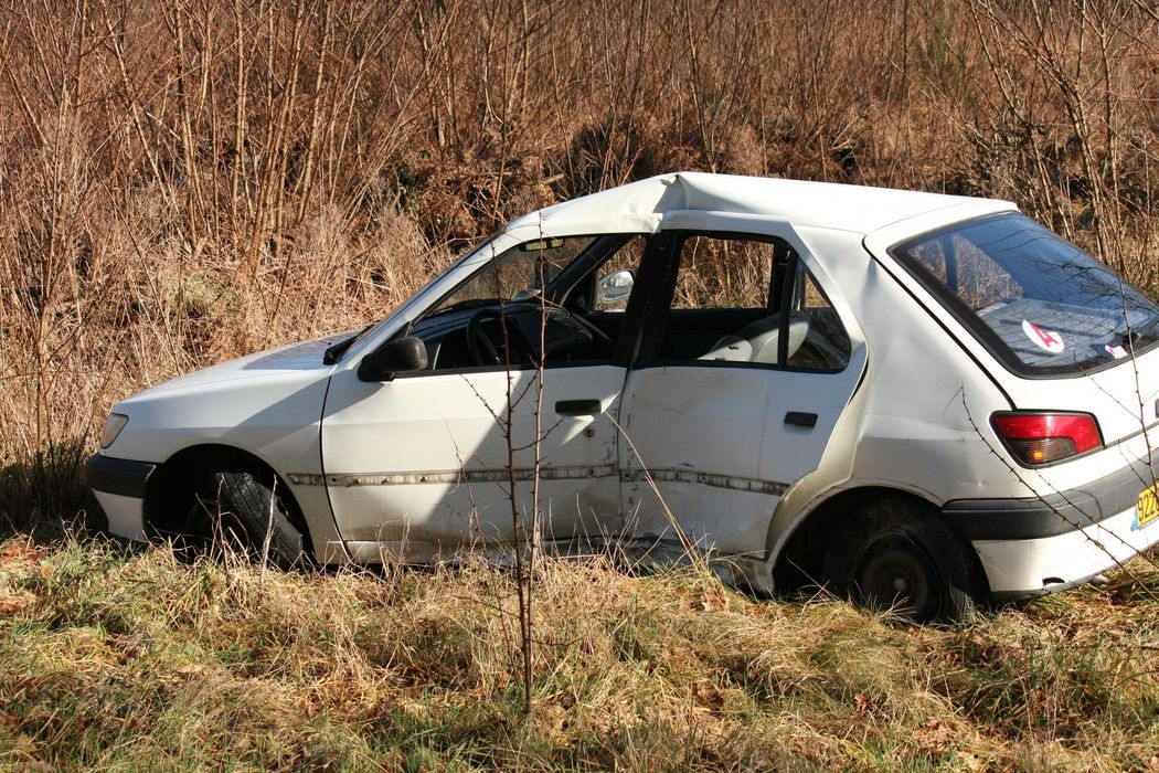 Épave de voiture grise