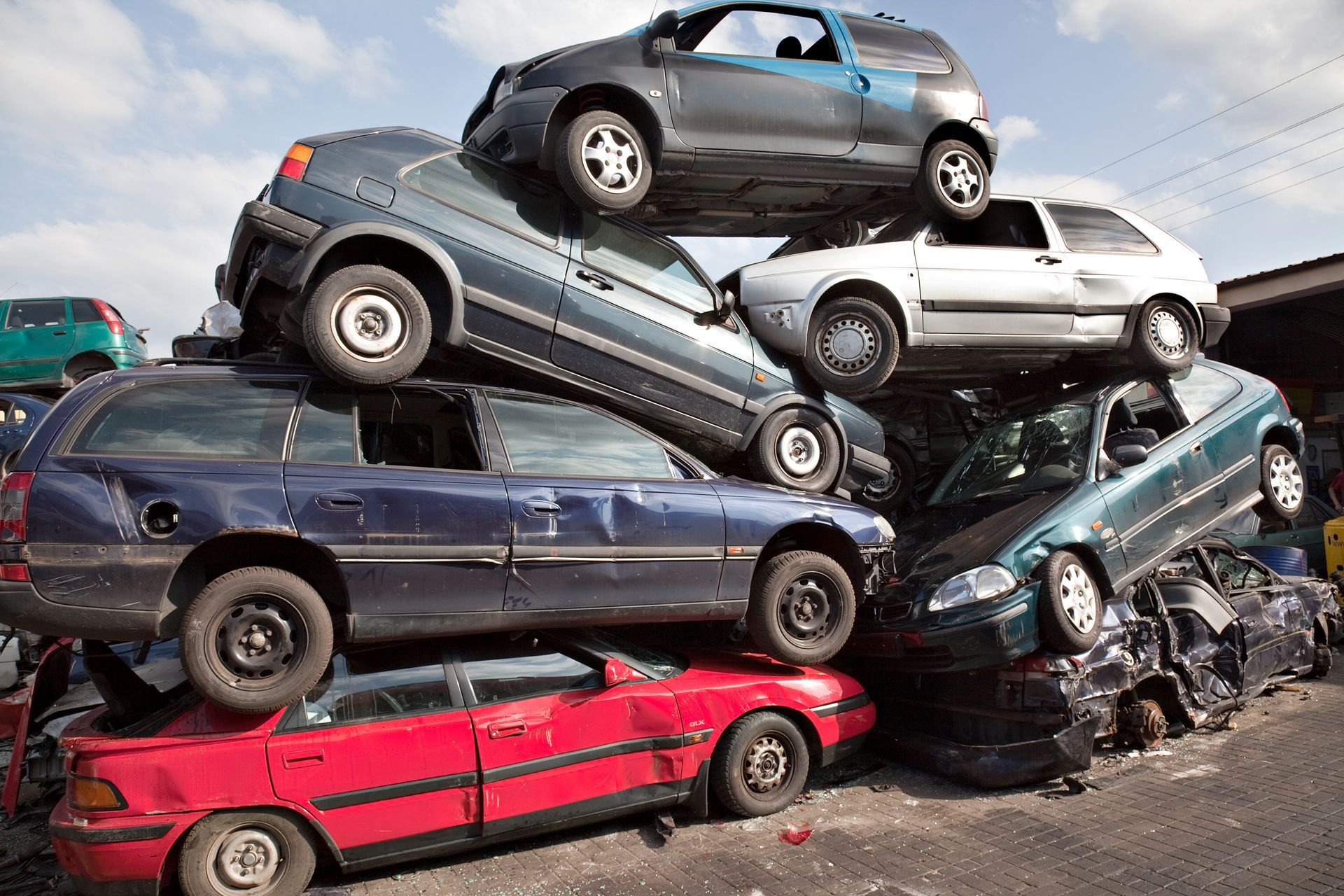 Voiture dans une casse