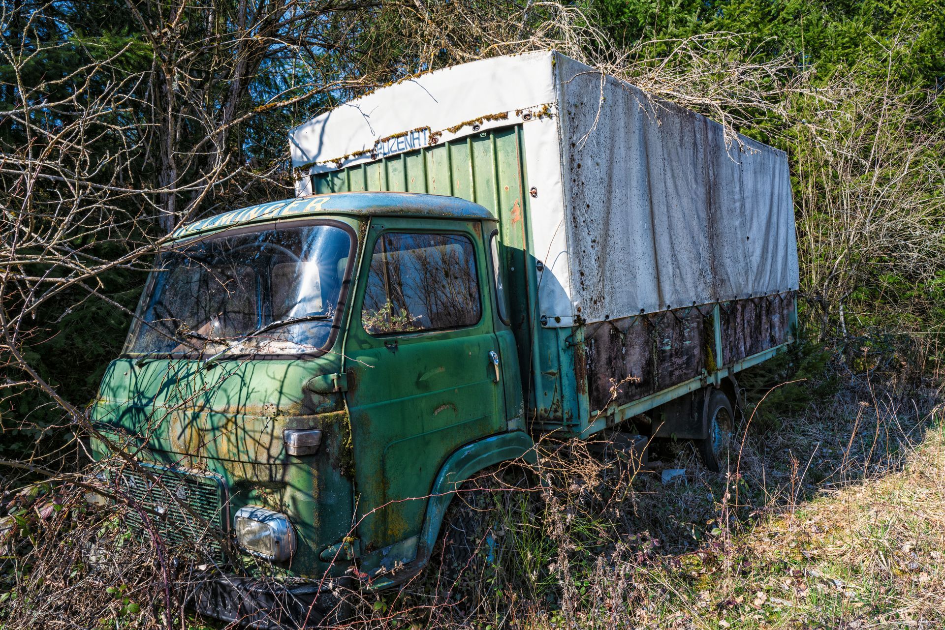 Véhicule agricole abandonné