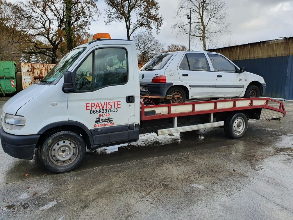 Épave de voiture grise