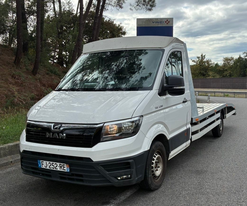 Épave de voiture grise
