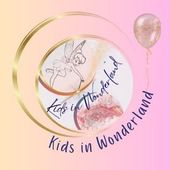 Un logotipo circular sobre un fondo degradado rosa presenta una ilustraci&oacute;n de un hada, un globo y el texto "Ni&ntilde;os en el Pa&iacute;s de las Maravillas".