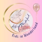 Un logotipo circular sobre un fondo degradado rosa presenta una ilustraci&oacute;n de un hada, un globo y el texto "Ni&ntilde;os en el Pa&iacute;s de las Maravillas".