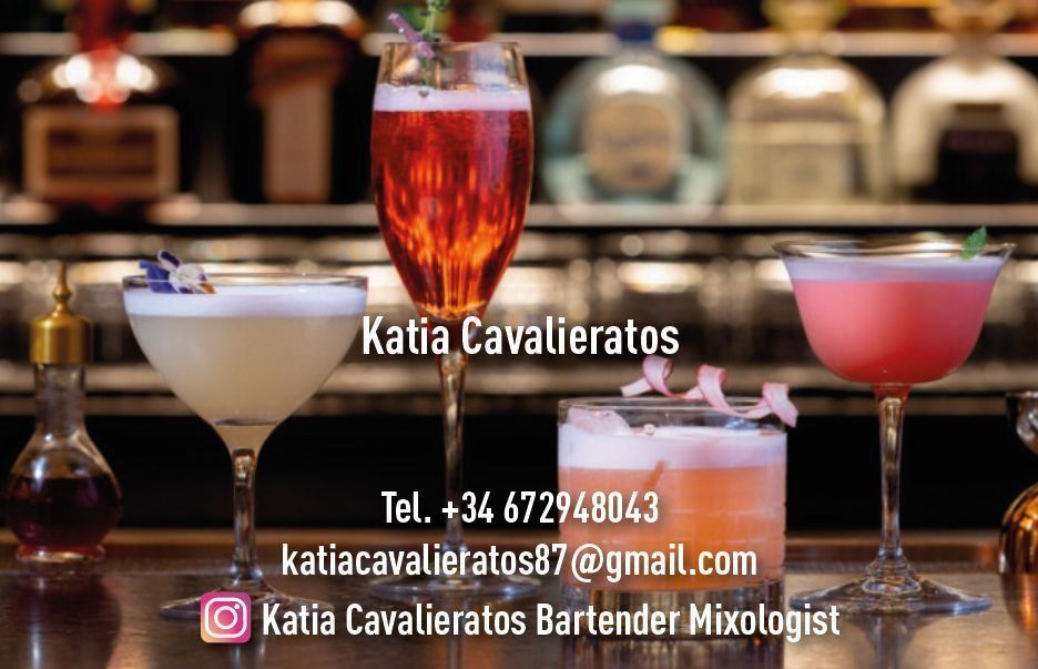 Tarjeta de presentación de Katia Cavalieratos, coctelera y mixóloga, que muestra cuatro cócteles sobre una barra con información de contacto.