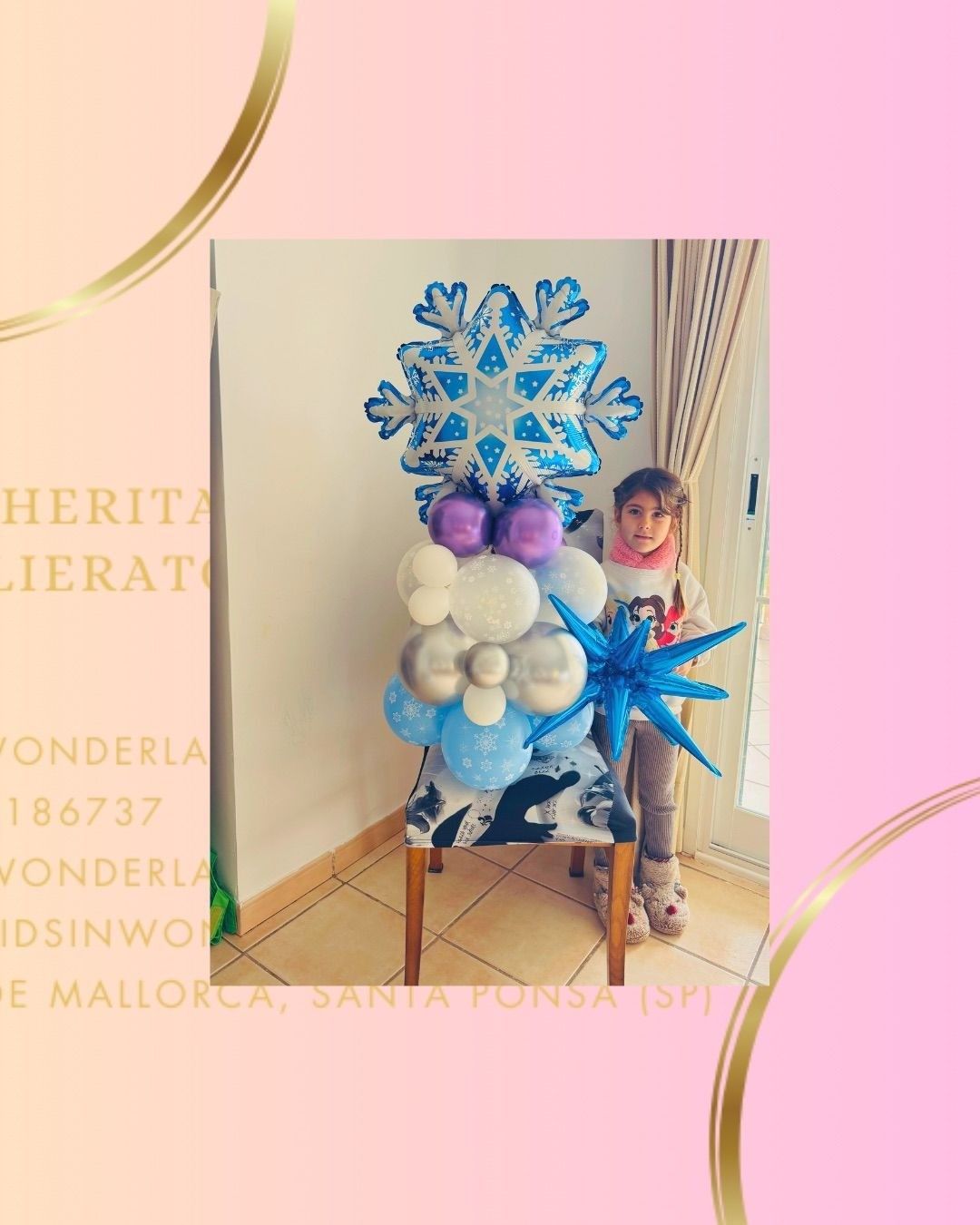 Un niño se encuentra junto a un arreglo festivo de globos multicolores, entre los que destaca un gran globo de papel metalizado con forma de copo de nieve.