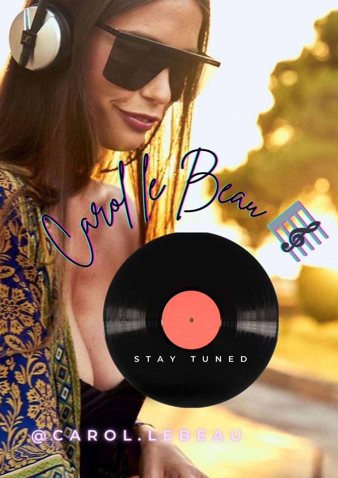 Un DJ lleva auriculares y gafas de sol con una superposición de un disco de vinilo que dice 