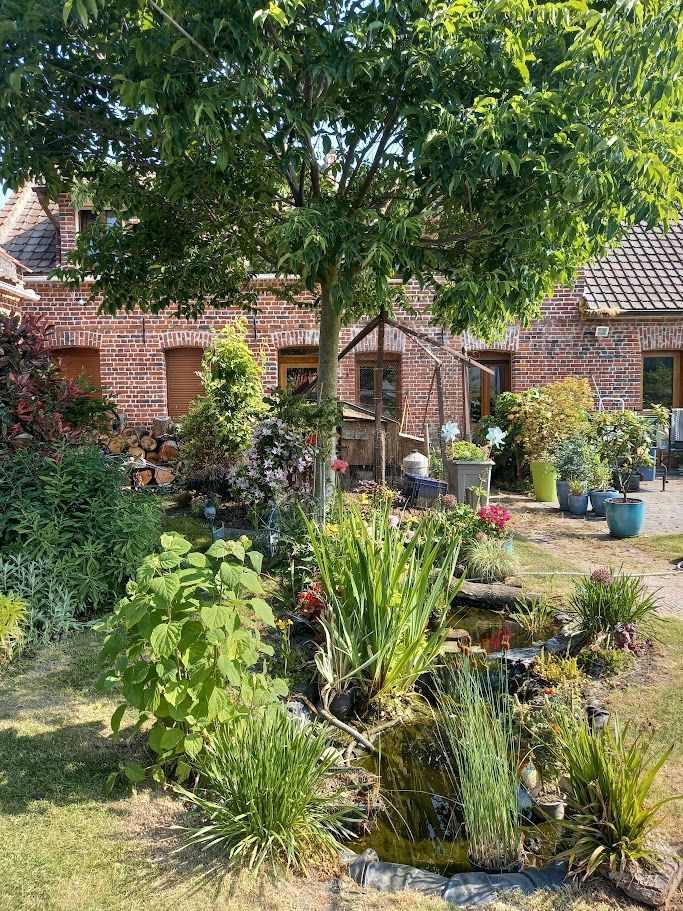 Jardin d'une maison en briques
