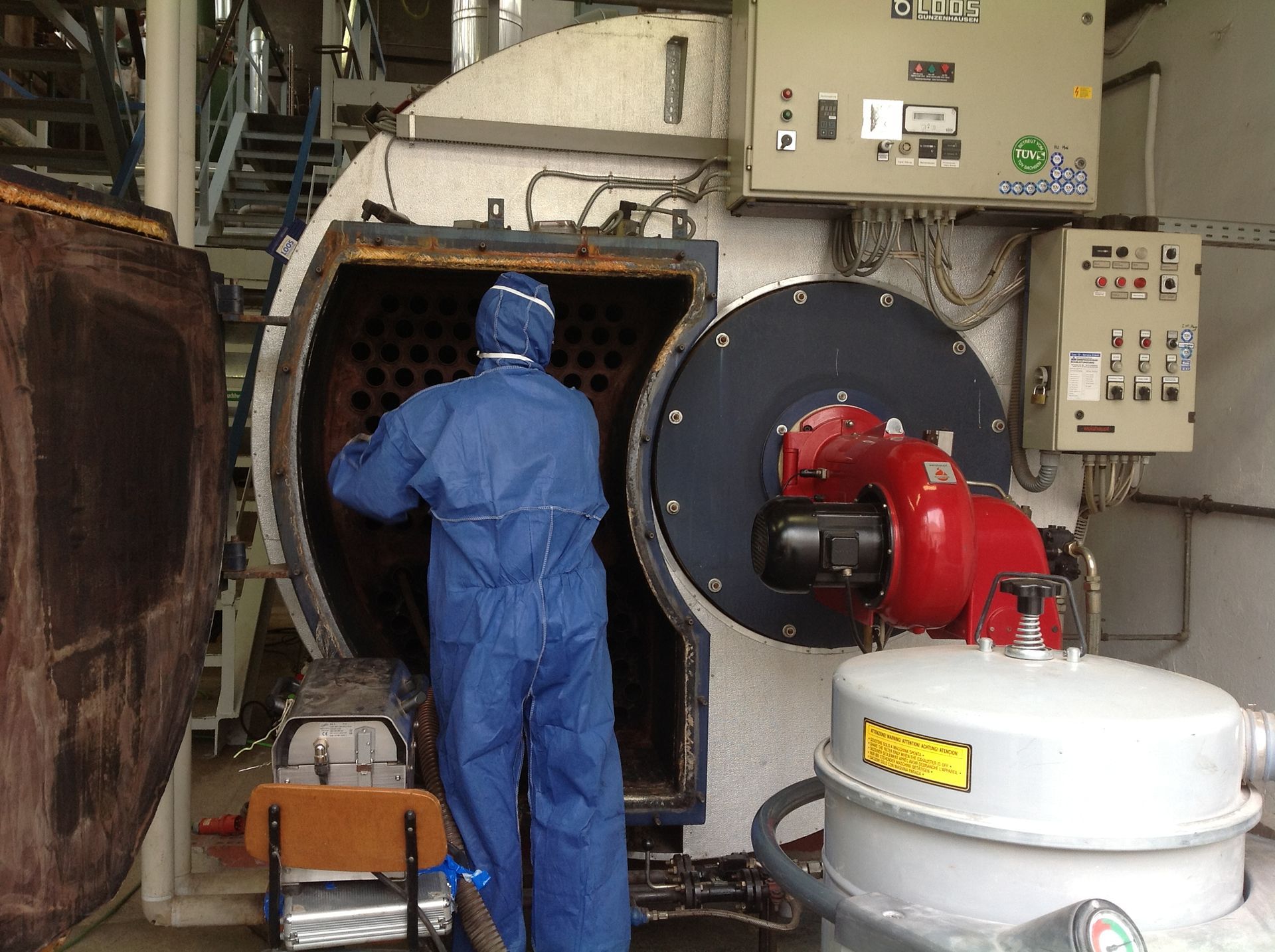 Ein Mann im blauen Anzug arbeitet an einer Maschine