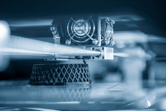 Ein 3D-Drucker druckt einen Reifen auf eine Glasoberfläche.