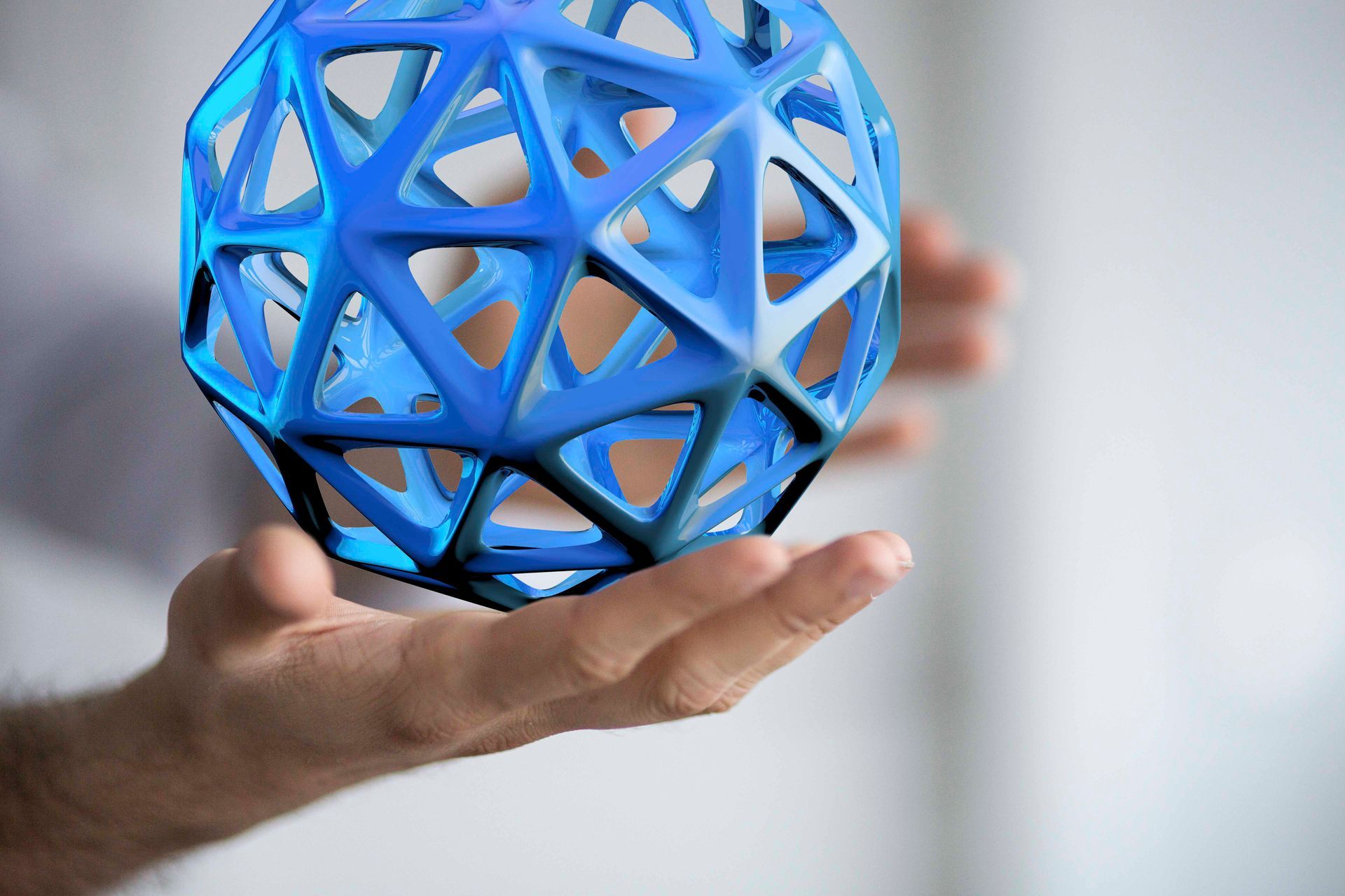 Eine Person hält einen blauen Ball in der Hand.