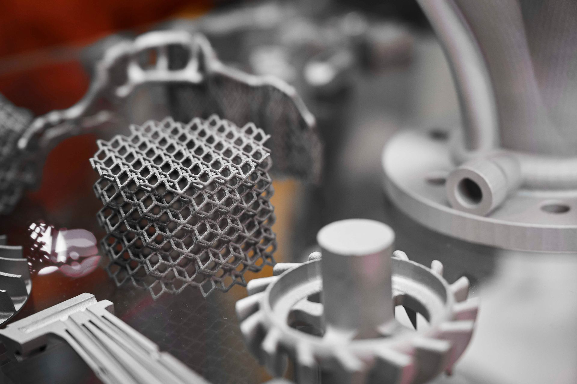 Eine Nahaufnahme eines Haufens Metallteile auf einem Tisch.