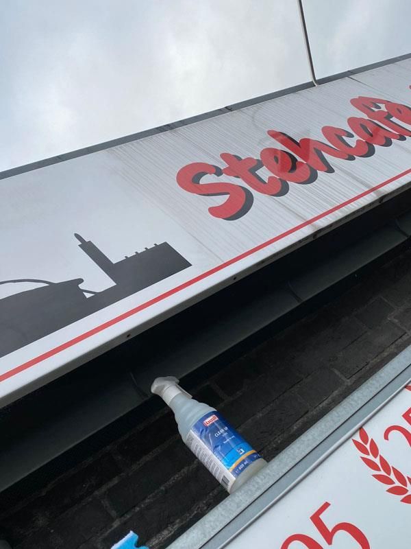 Eine Sprühflasche steht unter einem Schild mit der Aufschrift „Stephens“