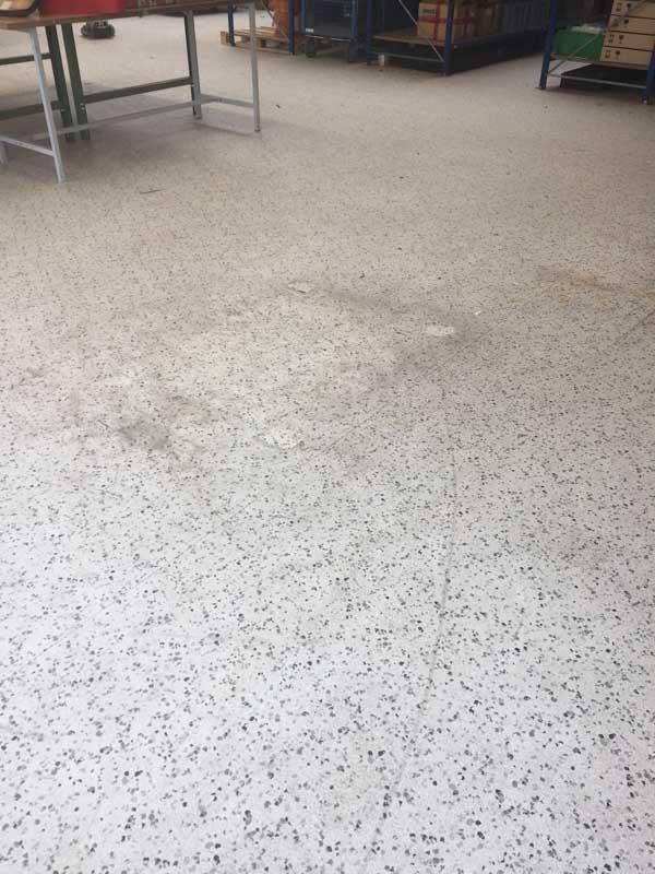 Ein weißer Boden mit vielen kleinen Punkten darauf