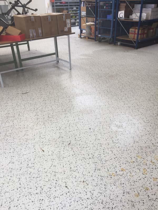 Ein Lager mit Kisten auf einem Tisch und Regalen