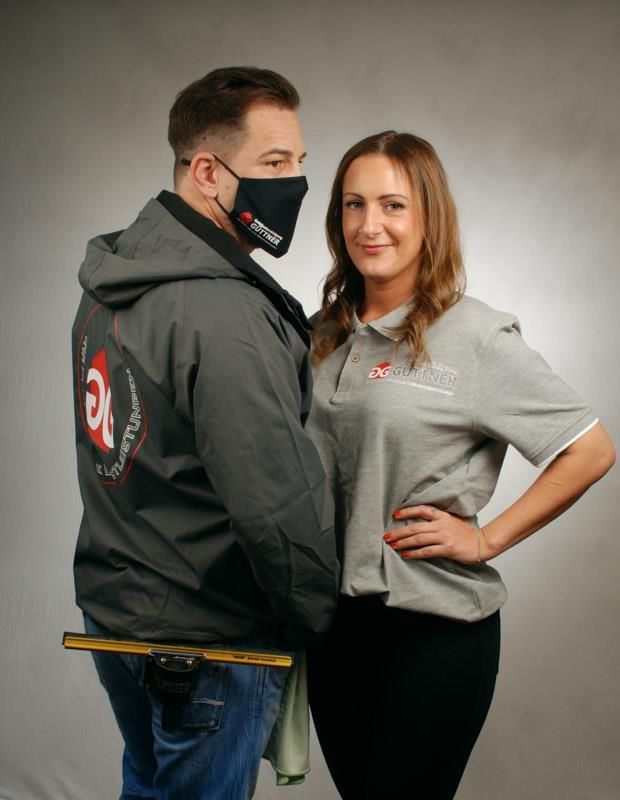 Ein Mann mit einer Maske steht neben einer Frau