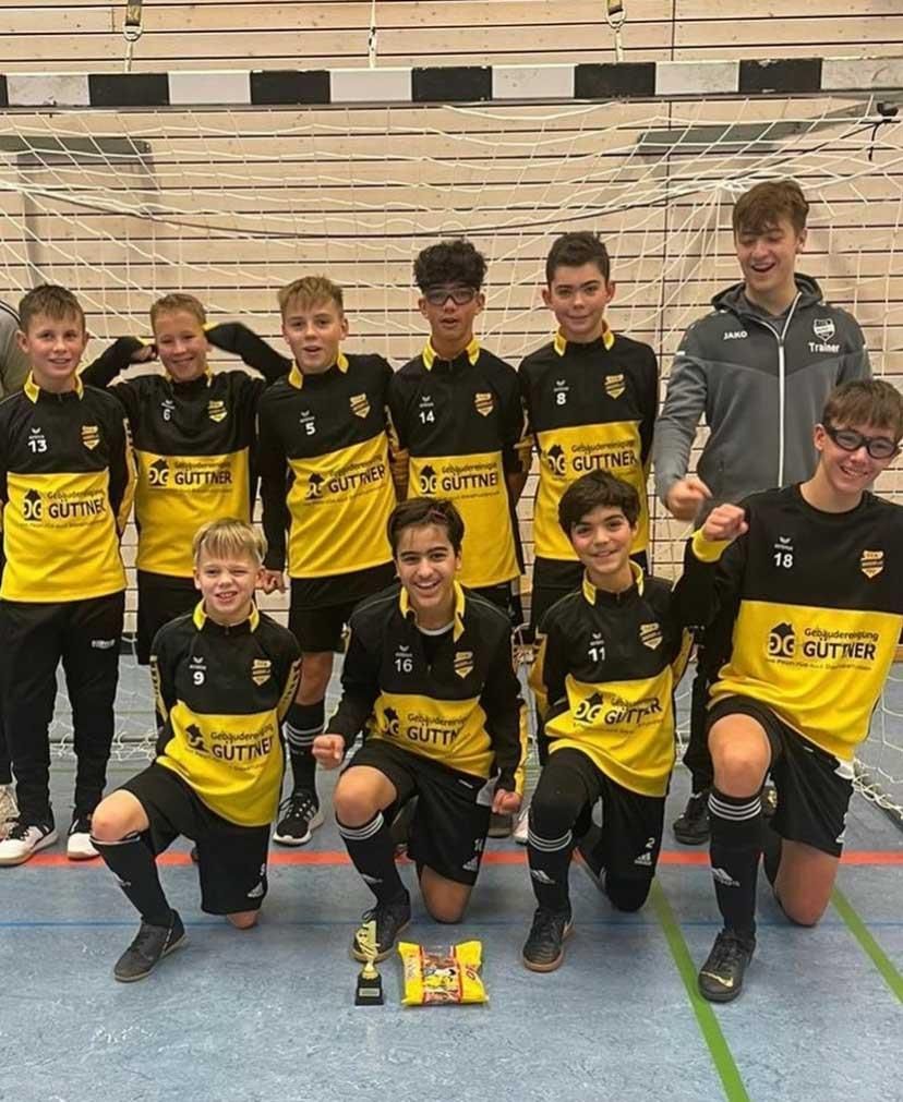 Eine Gruppe junger Jungen in gelben und schwarzen Hemden mit der Aufschrift „Jugend“ darauf