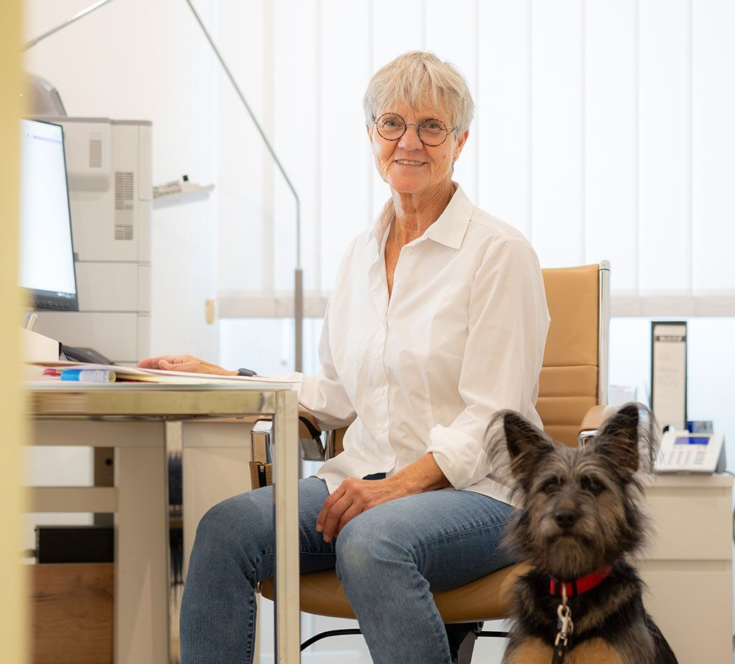 Dr. med Vera Niermann sitzt an einem Schreibtisch