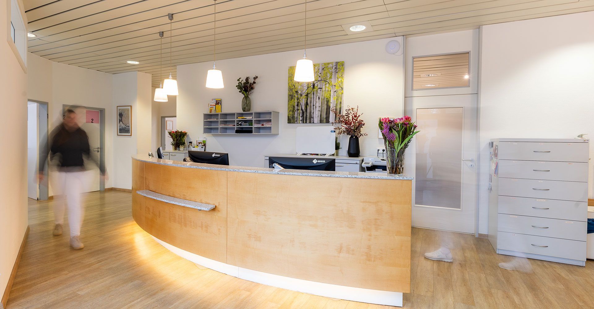 Empfangsbereich, verschwommene Person.