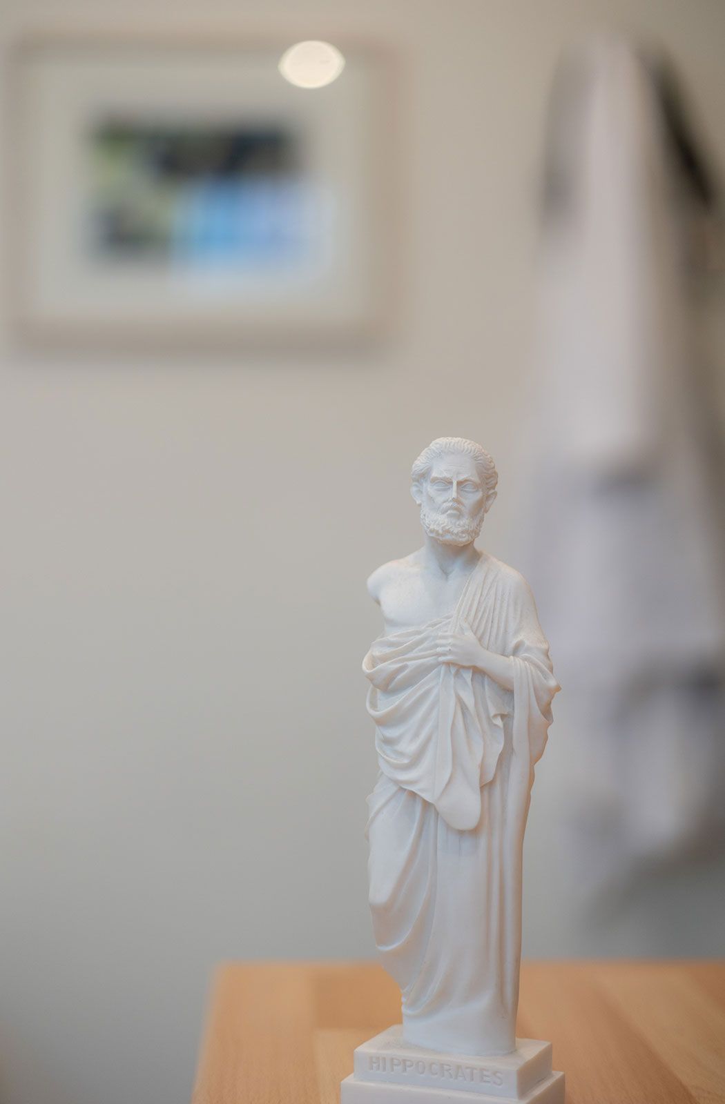 Weiße Statue steht auf einem Tisch.