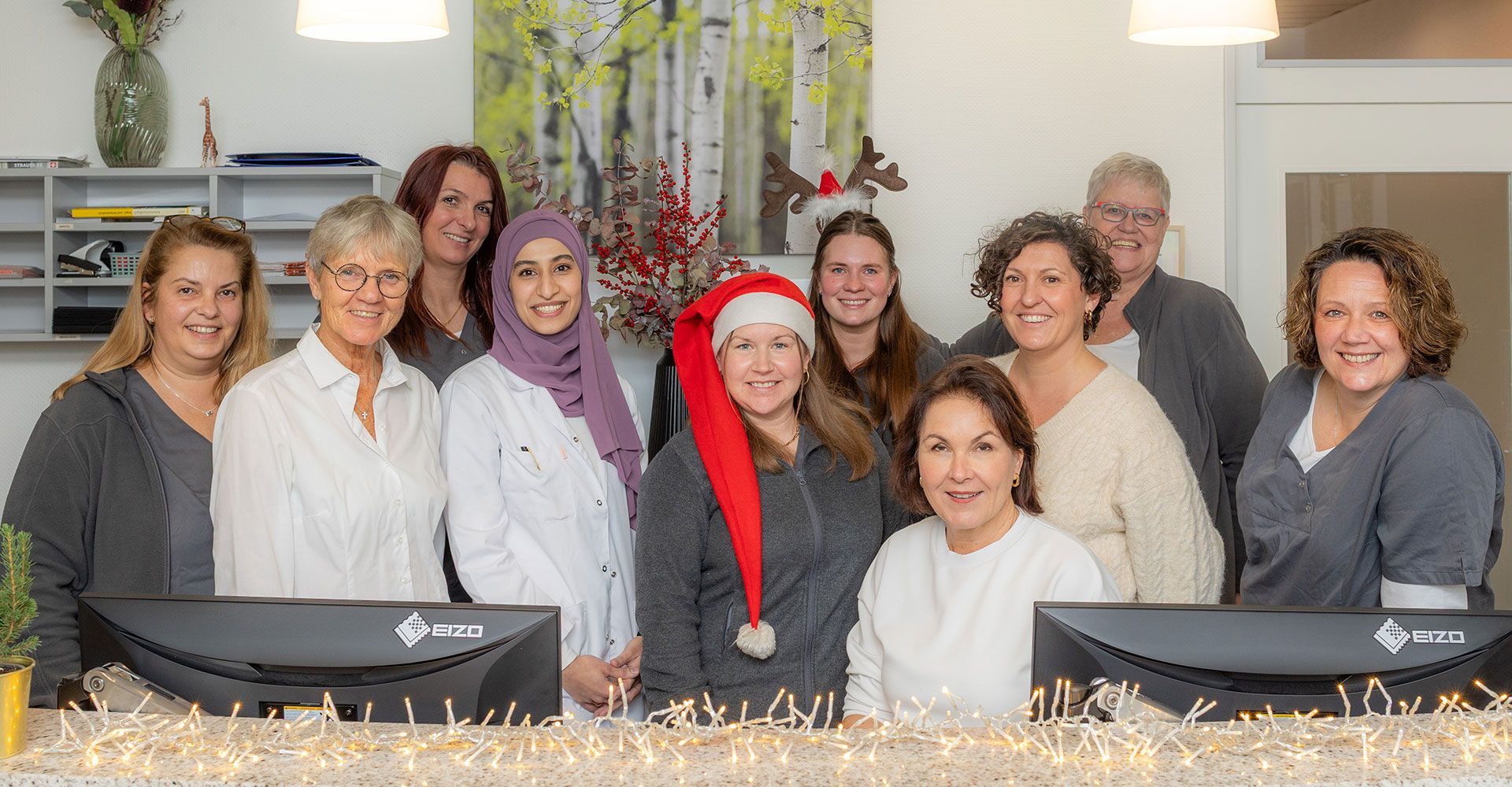 Die Mitarbeiter der Praxis Steins hinter dem Empfangstresen.