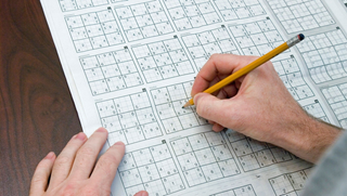 Grille de sudoku avec un crayon à papier jaune